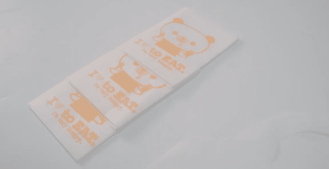 주머니가 있는 다채로운 일회용 아기 턱받이, 깔끔한 식사 시간 유지, 1~6가지 색상 프린트