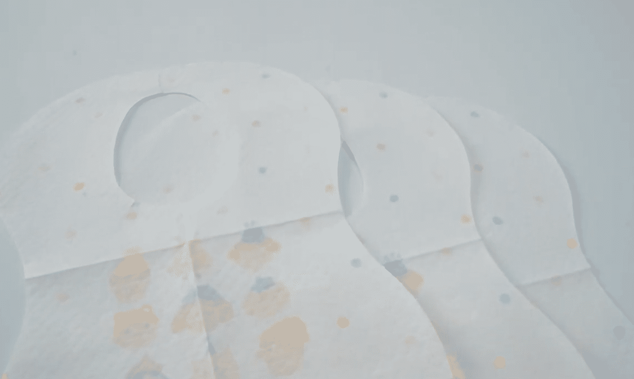 귀여운 만화 캐릭터 무늬가 있는 일회용 아기 턱받이로 뒷정리가 간편합니다.